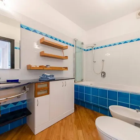Joivy Exclusive Seaview Flat For 4, In Central Janov