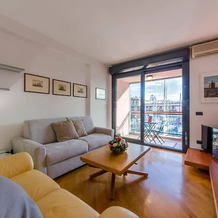 Joivy Exclusive Seaview Flat For 4, In Central Apartment *